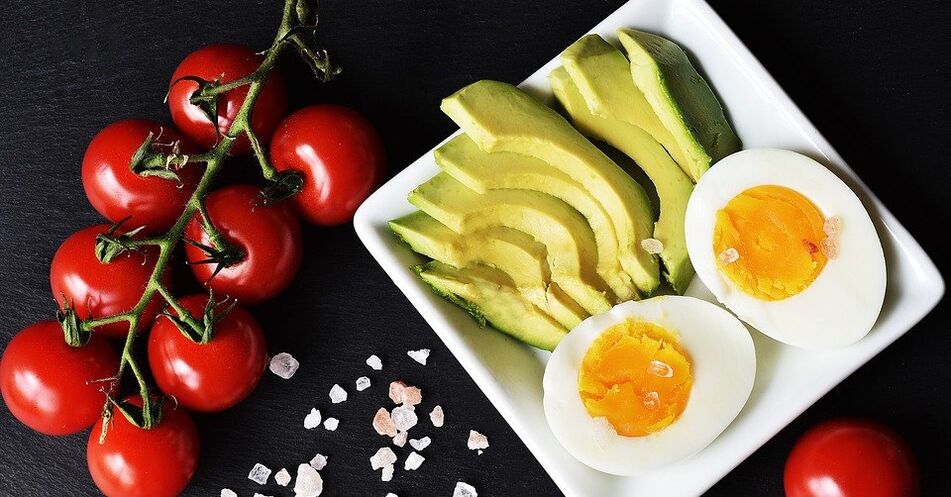 Cooked egg, avocado and tomato